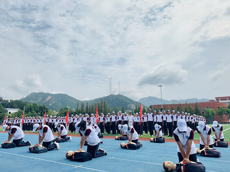 青岛六十八中在海丽培训讲师指导下进行心肺复苏训练